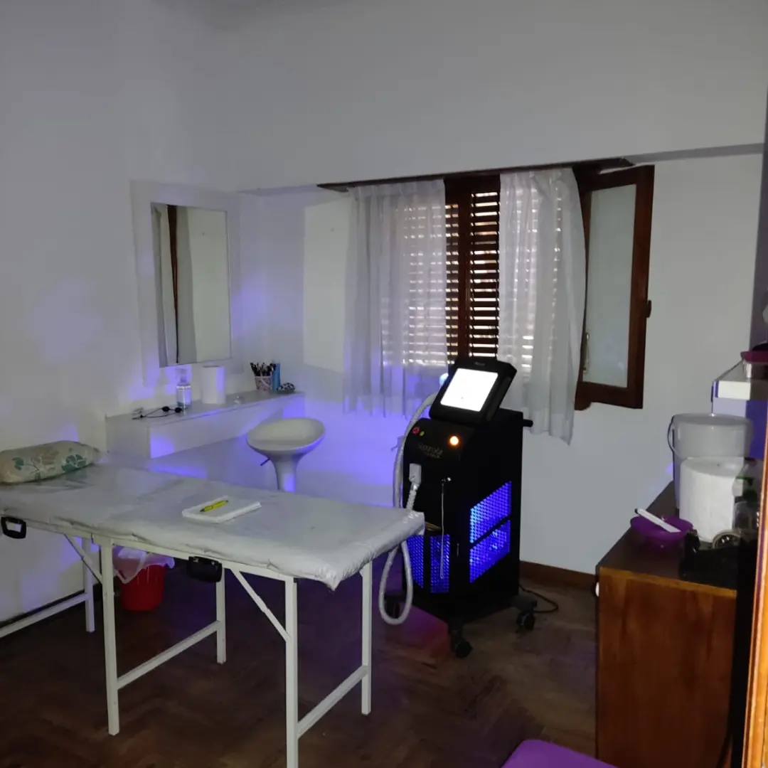 La cabina de Espacio VyV: camilla y equipo de depilación láser Soprano Ice Platinum encendido junto a la ventana